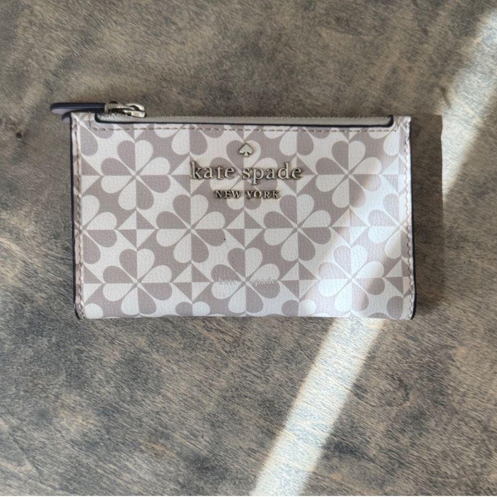 🩶LIKE NEW🩶Kate Spade Gray & White Wallet
